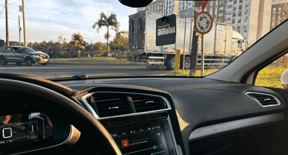 Painel do carro com o Gas Drive Dash em funcionamento