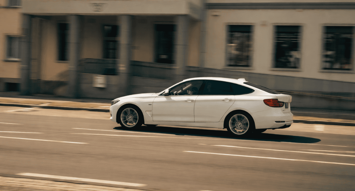 Volante e painel de um carro com visual de conducao equilibrada